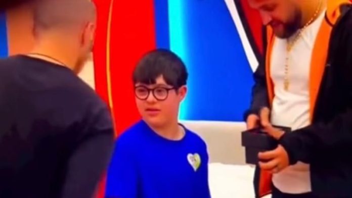 “Ti nuk më pëlqen se shan Luizin”, vogëlushi me sindromën Down fans i madh i Shkodranit, Luizi i dhuron parfumin e tij(video)