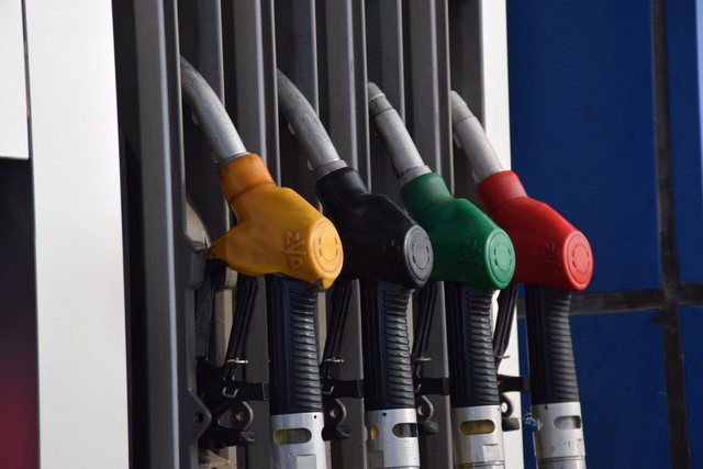 Ulet sërish nafta dhe benzina/ Bordi ndryshon çmimet e karburanteve