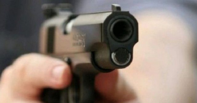 E RËNDË/ 59-vjeçari tenton të vrasë të bijën, qëllon disa herë me armë zjarri…