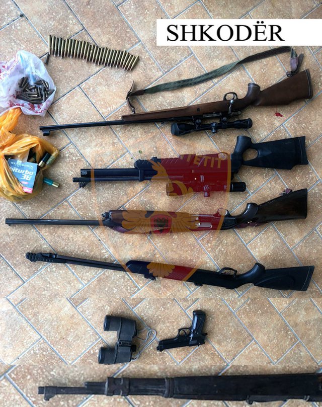 Snajper, pushkë e pistoleta/ Zbulohet arsenal armësh në Shkodër, nënë e bir…