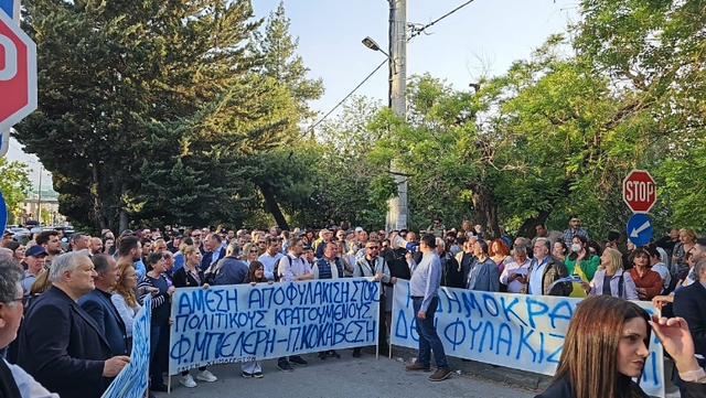 Protestë para ambasadës shqiptare në Athinë, dhjetëra persona kërkojnë lirimin e Fredi Belerit