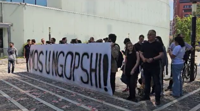 Mbushin tokën para Parlamentit me “lekë”/ Lëvizja Bashkë proteston kundër rritjes së pagave për pushtetarët: Mos u ngopshi