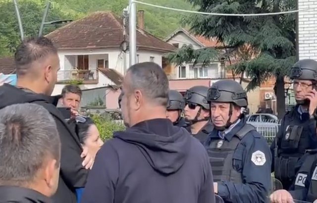 Tensione të dhunshme në veri, reagon Policia e Kosovës: Protestuesit hodhën gaz lotsjellës