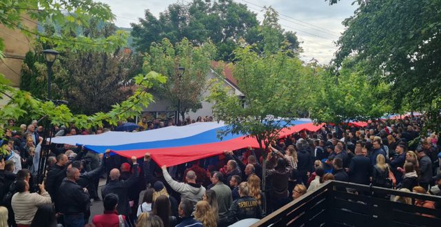 Tensionet në veri! Protestuesit serbë shpalosin një flamur gjigant të Serbisë në Zveçan