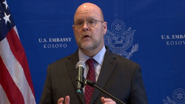 “Kosova, në prag shpërthimi”/ Ambasadori amerikan takime urgjente: Ulni tensionet