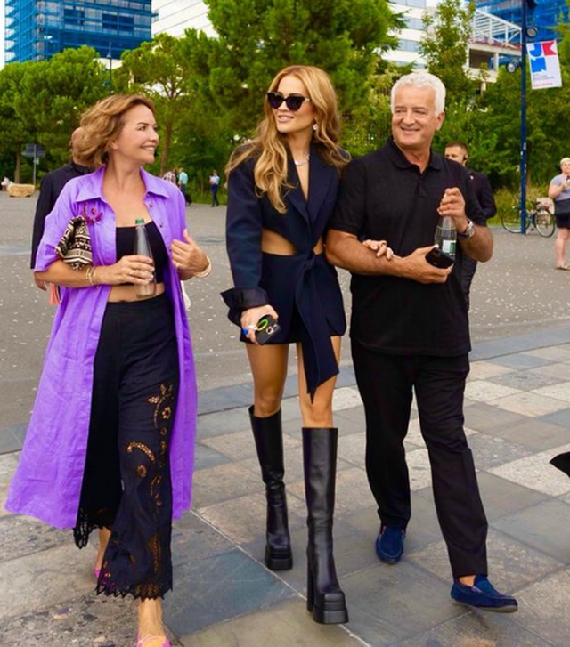 Rita Ora shfaqet e veshur me një fustan transparent, e ëma i lë komentin epik në gjuhën shqipe (FOTO)