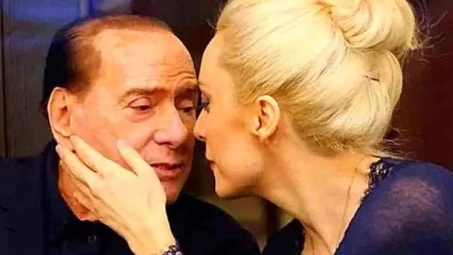 Kush është e veja e Silvio Berlusconi-t? Deputetja 54 vjet më e re që i “rrëmbeu” zemrën në fund të jetës ish-kryeministrit