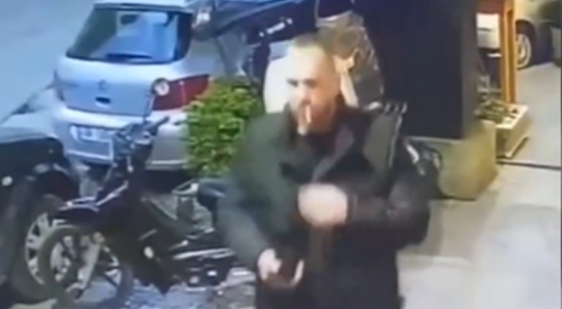 VIDEO/ I qetë dhe duke pirë cigare, dalin pamjet e personit që qëlloi me armë drejt Rudolf Zefit