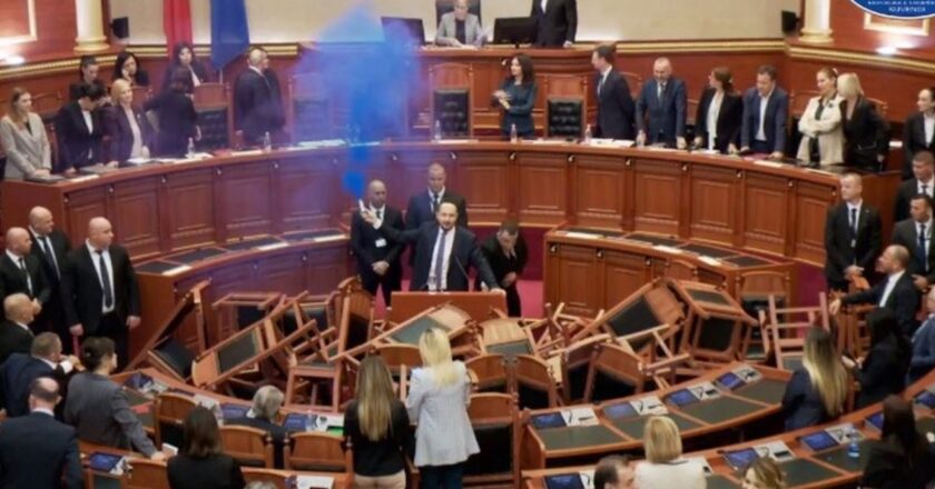 Mes tymit dhe kaosit, Parlamenti miraton rregulloren e re për përjashtimin e deputetëve