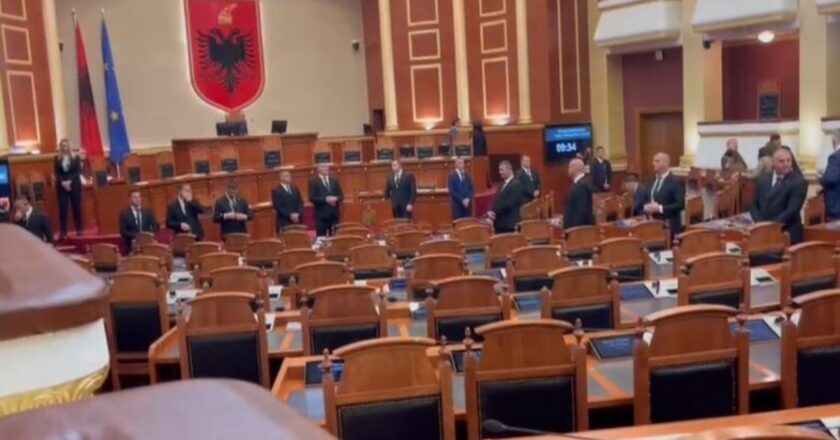 “O plehra”/ Dashnor Sula futet brenda Kuvendit, përplaset me socialistët: Kjo është kafshëri