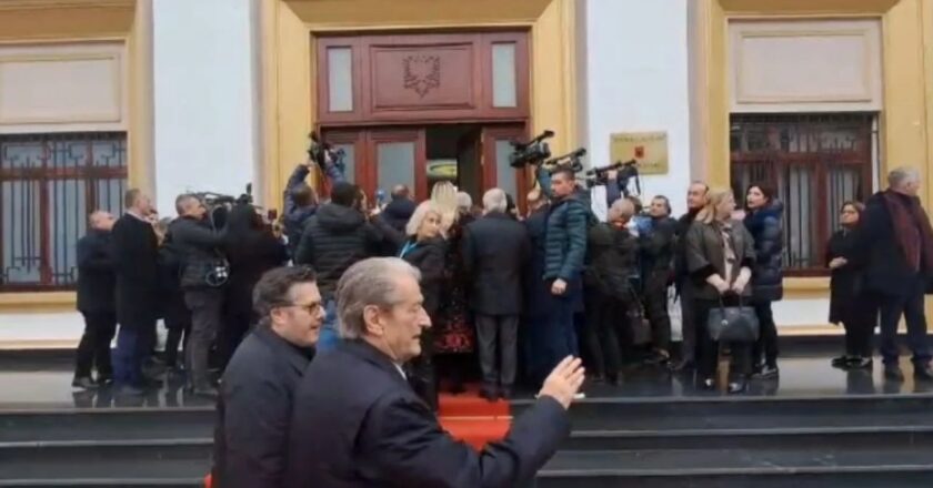 “Parlamenti nën kontrollin e gardës së kuqe”/ Berisha jashtë Kuvendit: U bë me urdhër të Ramës