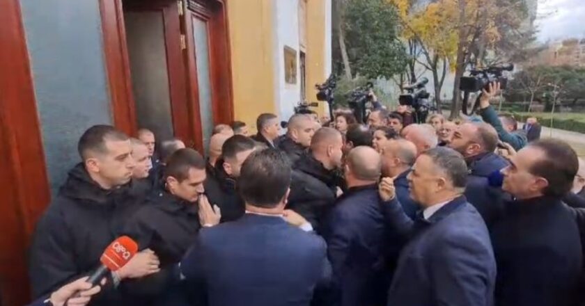“Mos u ngopshin”/ Përplasje para Parlamentit, deputetët e opozitës tentojnë të hynë brenda, Garda bllokon derën