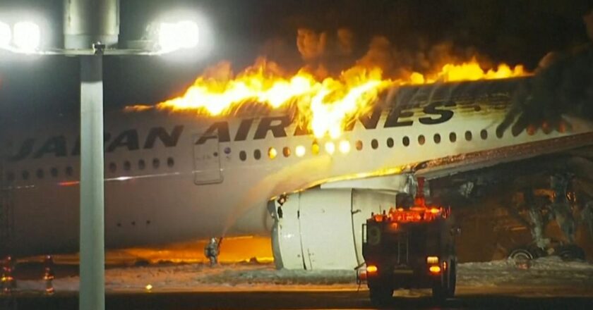 Avioni i ‘Japan Airlines’ u shkrumbua nga flakët, si u shpëtuan për 90 sekonda 379 anëtarët e bordit?